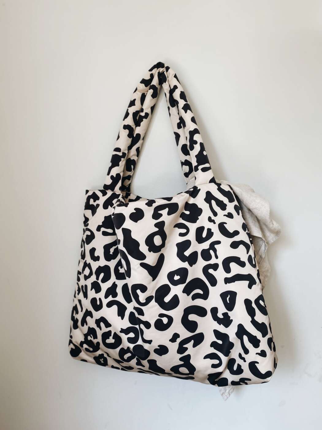 Holy cow puffy mom bag2 5995 IG inblckandwht